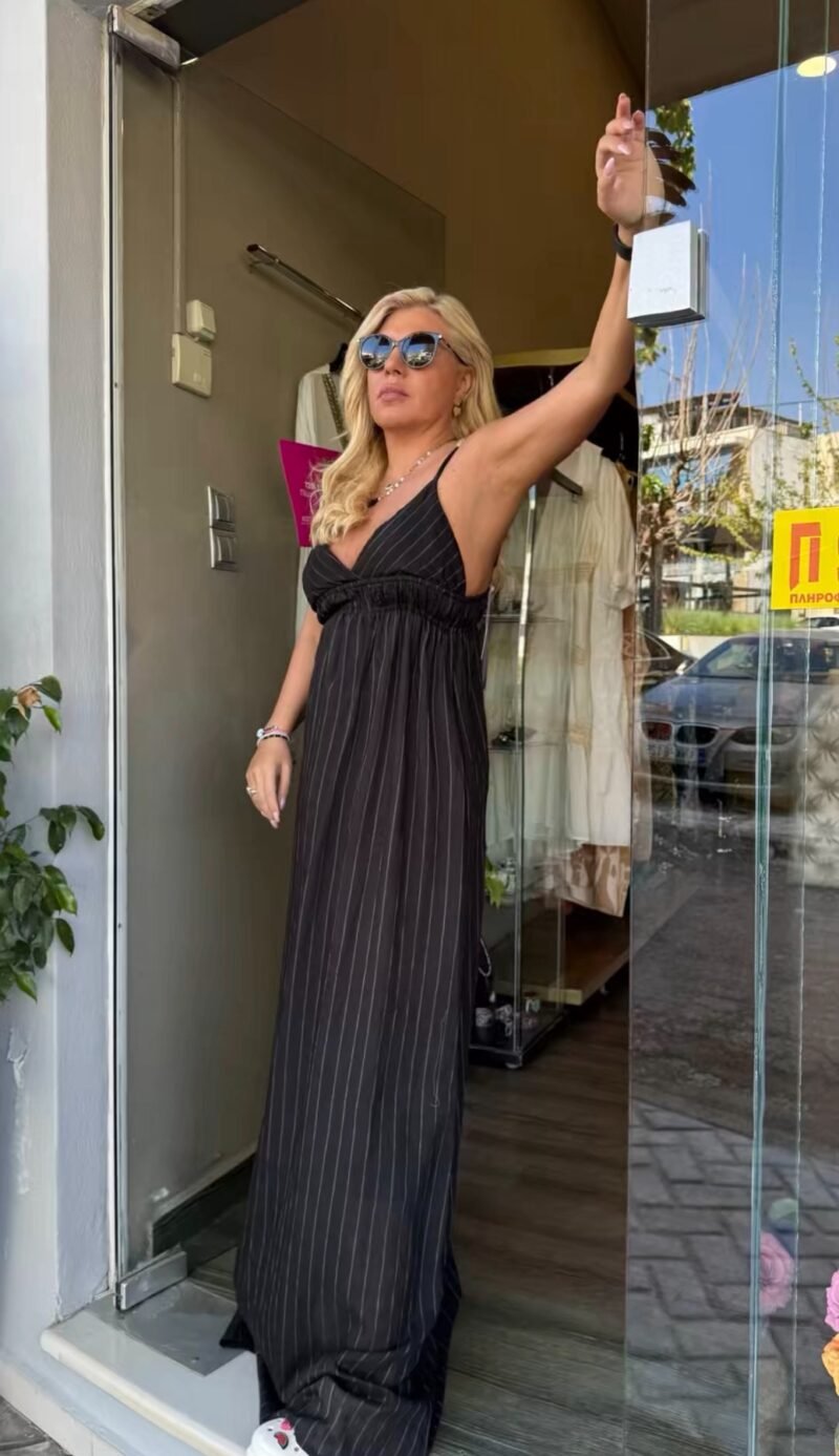 Μαύρο ριγέ φόρεμα με τιράντες και σούρα στο μπούστο