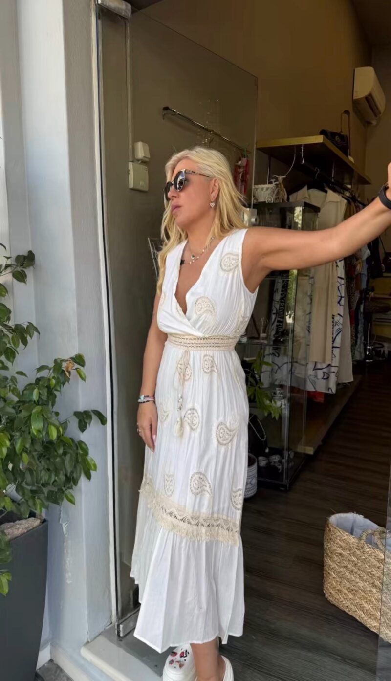 Λευκό φόρεμα με χρυσό κέντημα και δαντέλα
