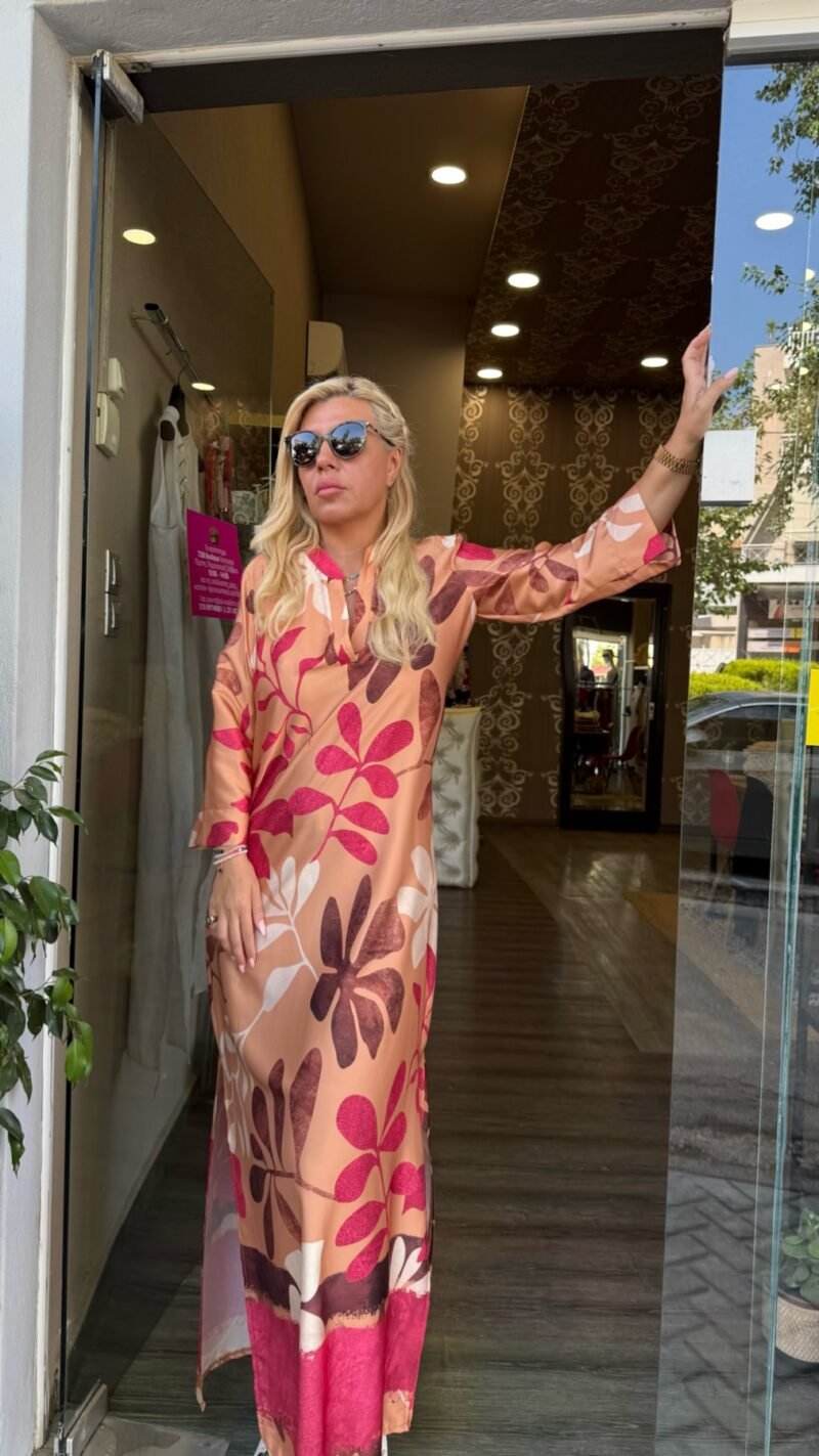 Καφτάνι με ρομαντικό floral print σε ζεστές ροζ-κοραλί αποχρώσεις