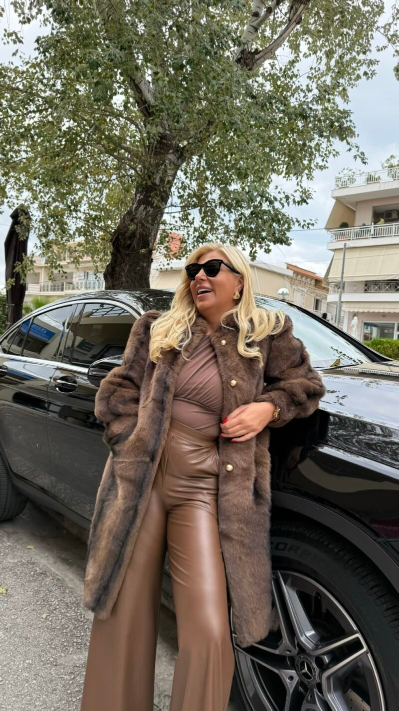 Μακρύ Παλτό από Γούνα με Χρυσά Κουμπιά