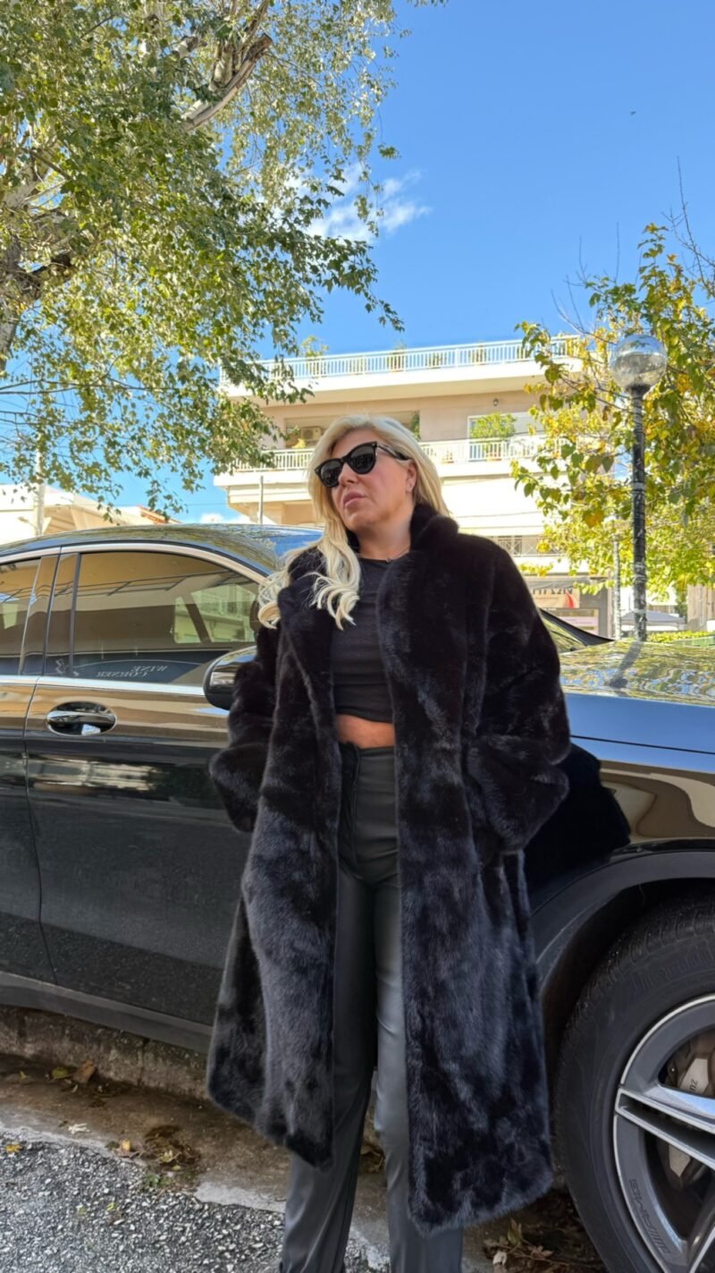 Μακρύ Μαύρο Γούνινο Παλτό με Πλούσια Υφή